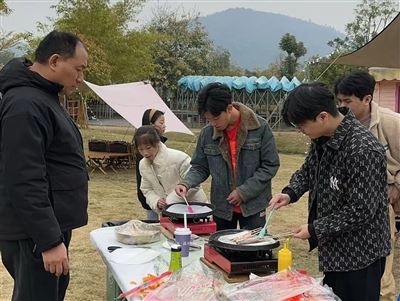 Peb Lub Xyoo Kawg Banquet Thiab Sab Nraud BBQ Sib Sau Ua Haujlwm Pab Pawg Nts...